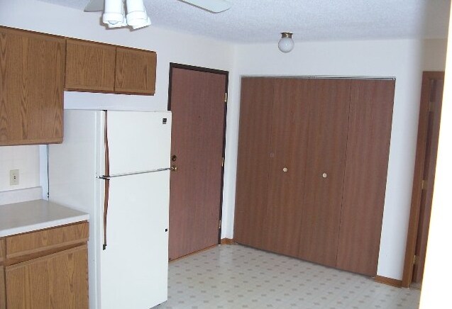 Kitchen - Oak Crest Apartments