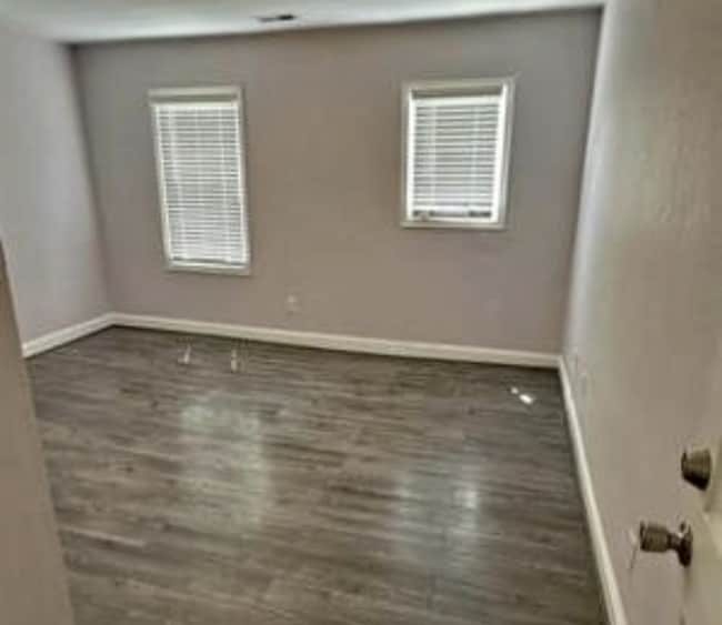 307 W 32nd St