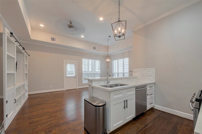 Photo - 854 W 20th St
