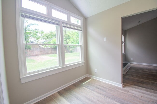 Photo - 621 Winthrop Ct
