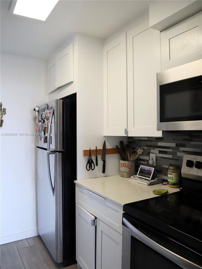 Photo - 2350 NE 135th St Unit # 607