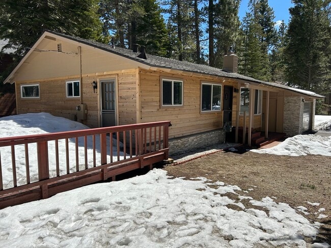 Building Photo - Remodeled and Cozy 3 bedroom with Garage Rental