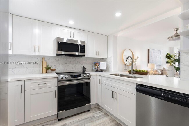 Photo - 2555 Collins Ave Unidad 2210 Rental