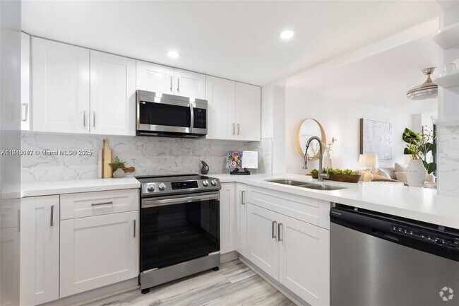 Building Photo - 2555 Collins Ave Unit 2210 Rental