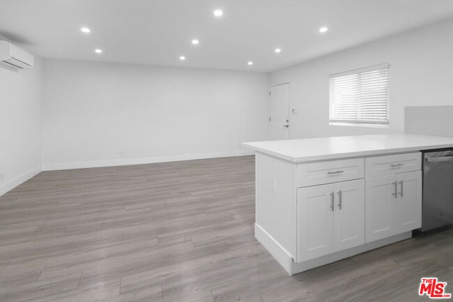 Photo - 11347 Emelita St Unidad 6