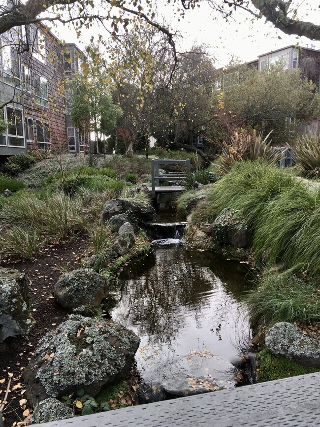 Lush greenery, landscaping, ponds and waterfalls - 15 Red Rock Way Unidad 109N