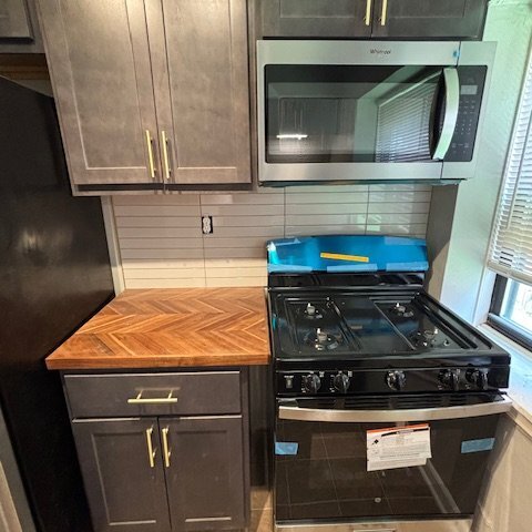 Butcher block and stainless steel appliances - 5532 Chippewa St