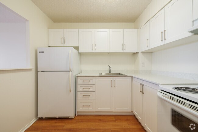 2BR, 1BA - 775SF - Kitchen - The Overlook