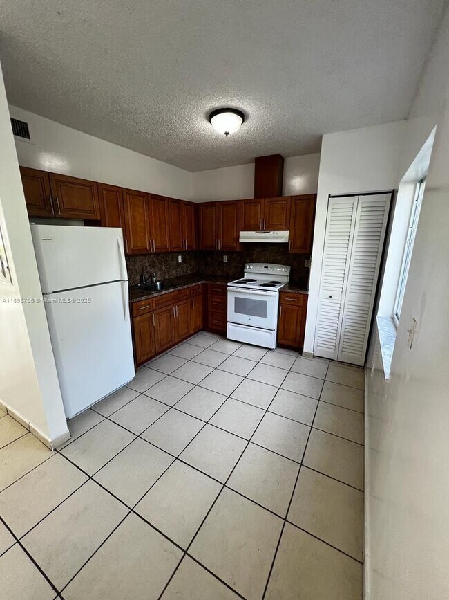 Photo - 452 SW 10th St Unidad 3