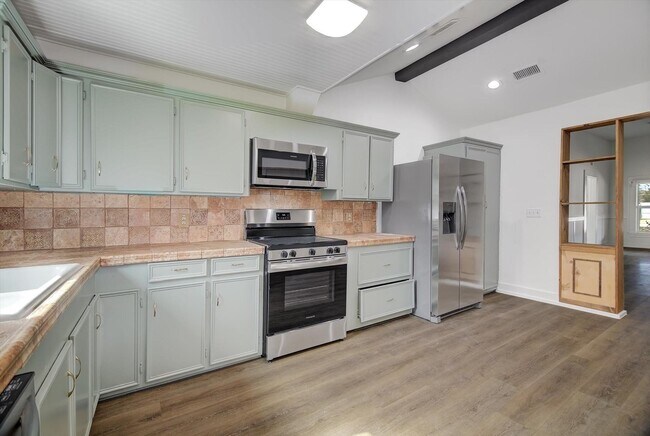 Photo - 158 E 7th St