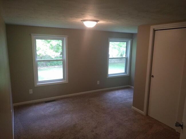 Dormitorio 2 (esta foto es de la unidad 210, no 212) - 212 William St