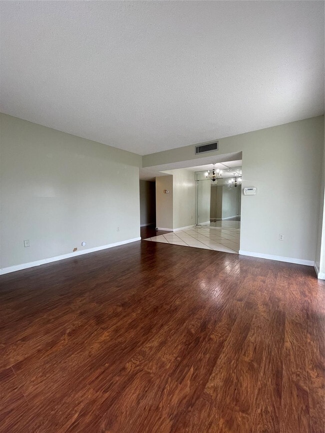 Building Photo - 4158 Inverrary Dr Unit 111