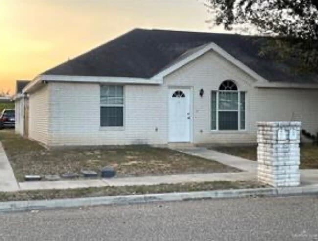 Building Photo - 703 La Mancha Dr