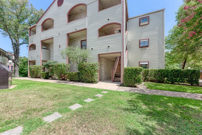 Photo - 1510 W N Loop Blvd Unit APT 212