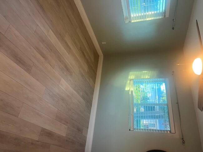 Building Photo - 2300 NE 11th Ave Unit Studio Rental