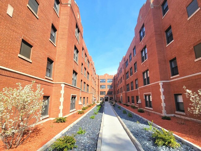 Building Photo - 3853 N Janssen Ave Unit G03C