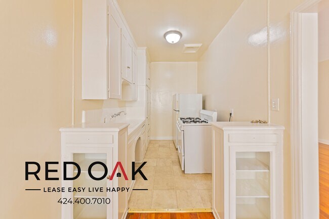 Photo - Beautiful, Sun-Drenched Sudio Featuring a ... Unidad 206