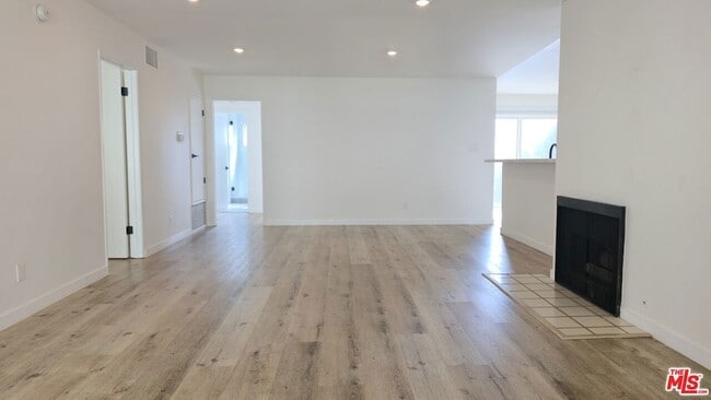 Building Photo - 1650 S Bentley Ave Unit 302