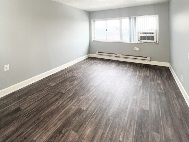 1 BD, 1 BA (B) - 520 SF - Living Room