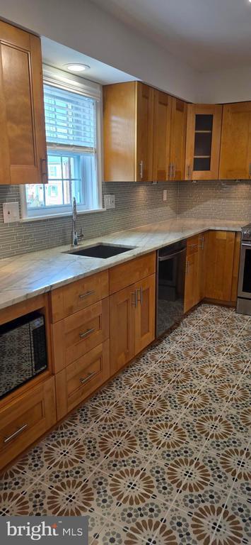 Photo - 165 Leeds Ct W