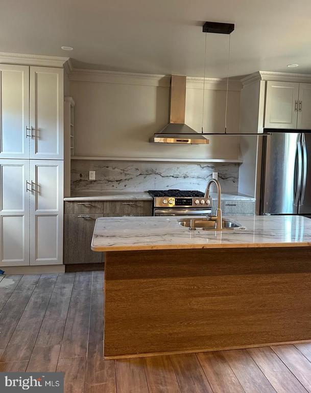 Photo - 124 W Franklin St
