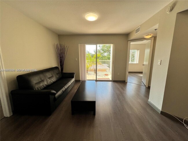 Photo - 637 SW 3rd St Unidad 306