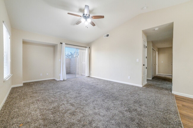 Living room in a single level - Town and Country