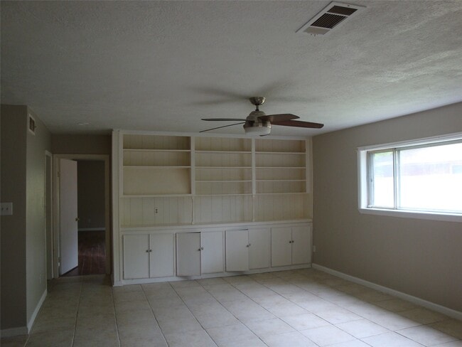 Photo - 10215 Cliffwood Dr