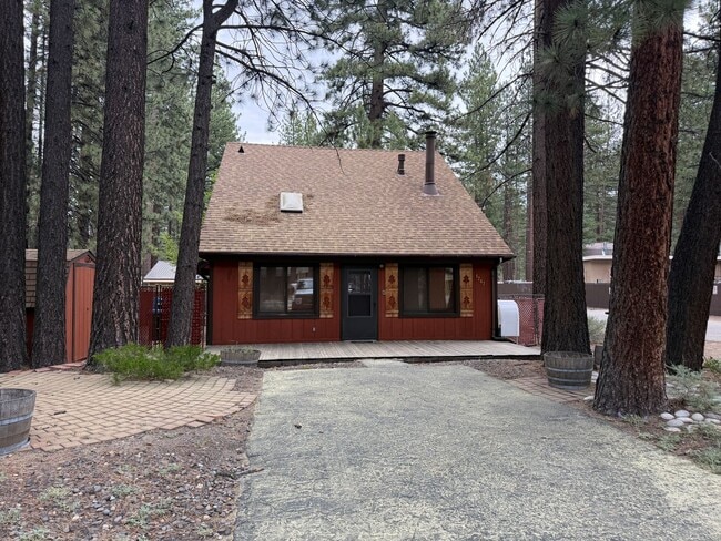 Building Photo - 3 Bed, 2 Bath Home Located In-Town and Close to Conveniences