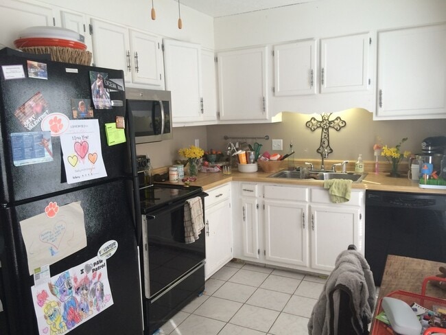 Photo - Spacious 3 Bedroom 2.5 Bath Townhome with Community Pool!!