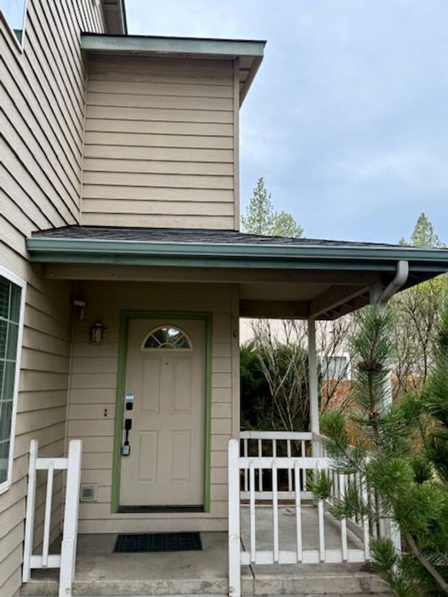 Building Photo - 1290 NW Knoxville Blvd Unit C