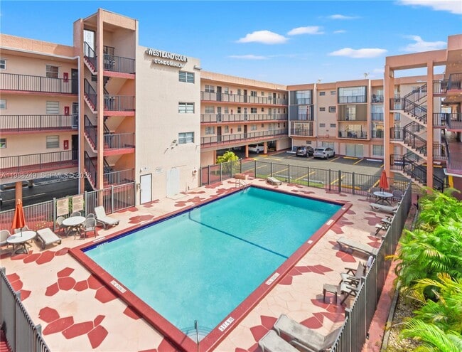 Building Photo - 1855 W 60th St Unit 311