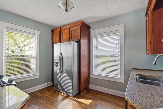 Photo - 2708 Holmes St