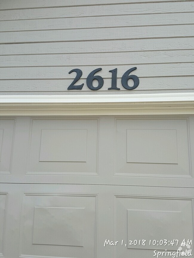 Building Photo - 2 bed 1 bath duplex w/ 1 car garage! Lawn ... Rental
