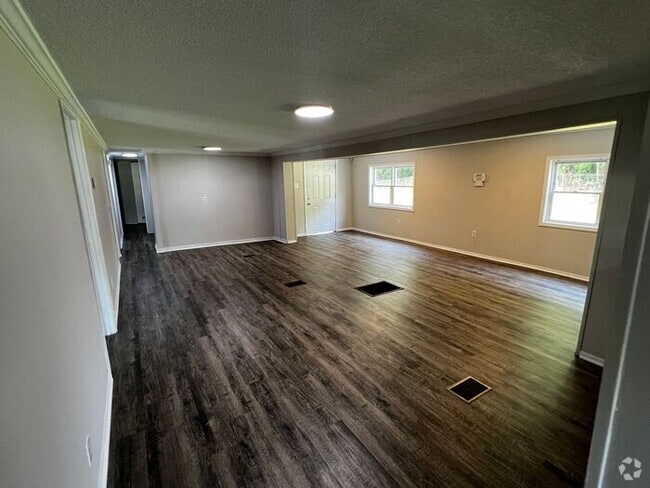 Building Photo - Spacious 4 Bedroom 3 Bathroom Home Located...