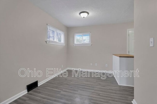 Photo - 898 Racine Ave