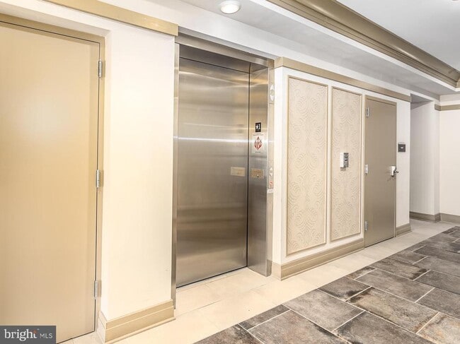 Building Photo - 3989 Norton Pl Unit 407