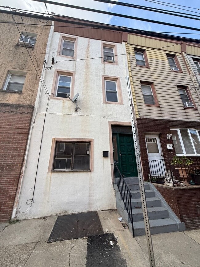 Building Photo - 2246 S 15th St Unit 2246 S 15TH ST 1ST FLR