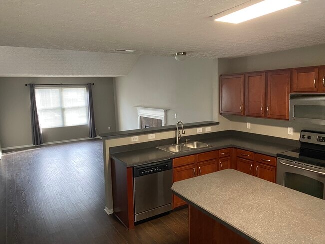 De la cocina a la sala de estar - 5974 Canyon Creek Dr