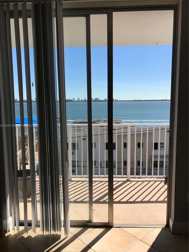 Building Photo - 1801 S Treasure Dr Unit 524