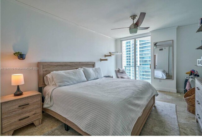 Photo - 5900 Collins Ave Unidad 1406