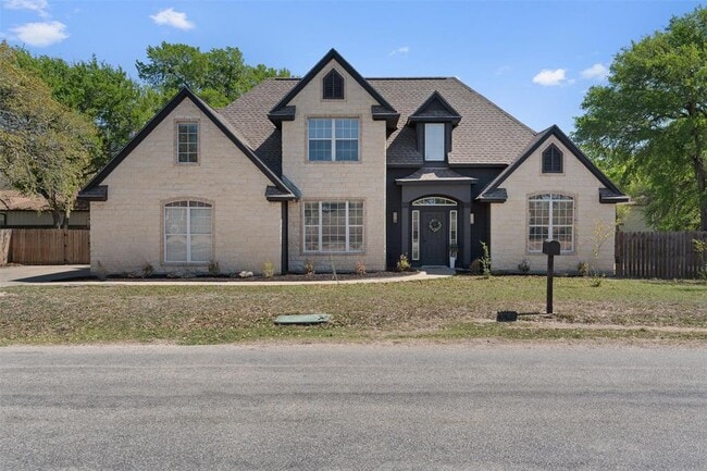 Photo - 312 Country Club Dr