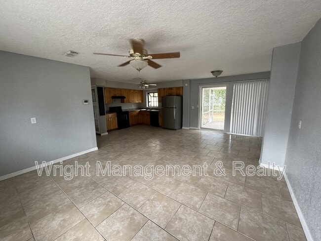 Photo - 438 Country Club Dr