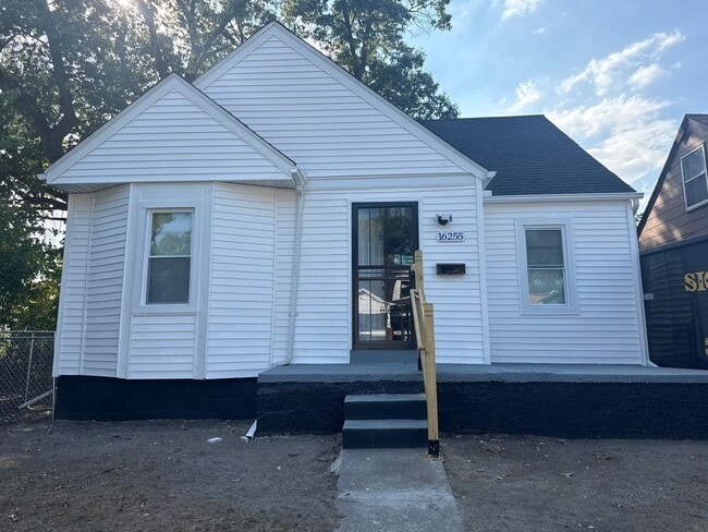 Building Photo - Freshly Renovated 3-Bedroom Home – Quality...