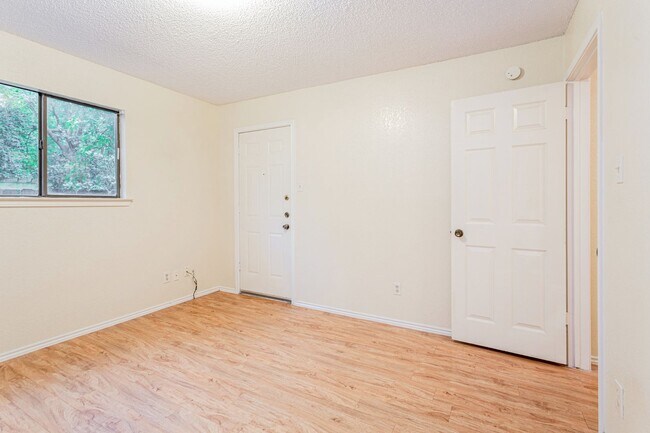 Photo - 404 Kenniston Dr Unit C