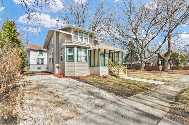 502 W John St