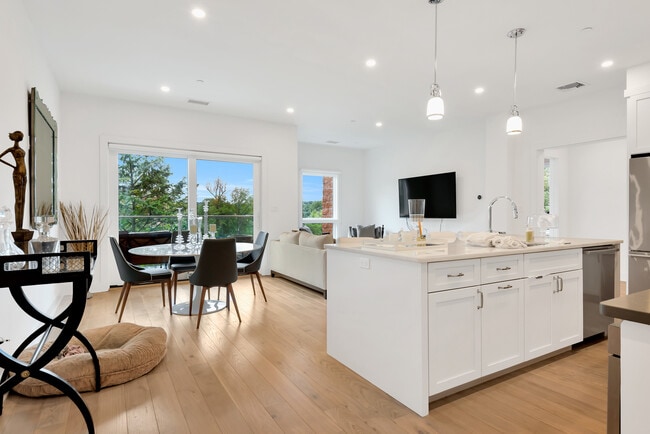 Photo - 8 Boulevard W