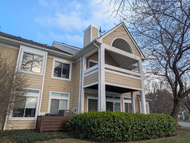 Building Photo - Bright Condo Living in Prime Fairfax Location Unit 474