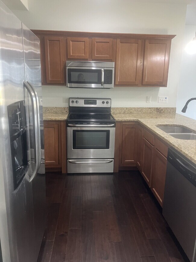 Photo - 2 Bed, 2.5 Bath Townhouse - Shawnee, KS