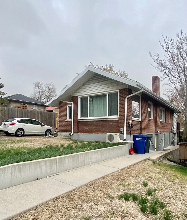 Building Photo - Deem Triplex Unit 3 Rental